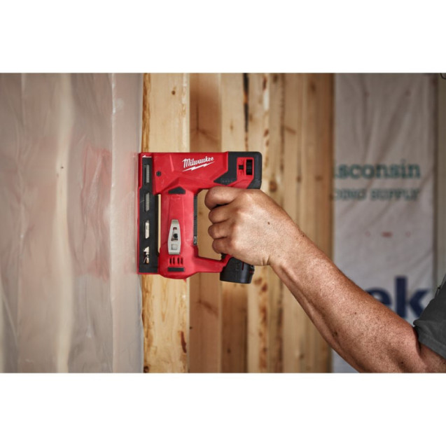 Степлер акумуляторний MILWAUKEE, M12 BST-202X (+ заряд.пристрій, 2 акум.X 2Аг,   HD кейс)