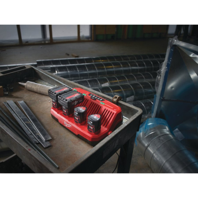 Зарядний пристрій MILWAUKEE, M12 C4 (для 4х акум. М12) Зарядний пристрій MILWAUKEE, M12 C4 (для 4х акум. М12)