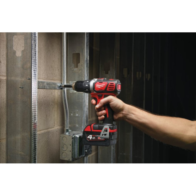 Дрель-шуруповерт MILWAUKEE M18 BDD-202C крутящий момент 50Нм 4933443555 ХИТ Дрель-шуруповерт MILWAUKEE M18 BDD-202C крутящий момент 50Нм 4933443555 ХИТ