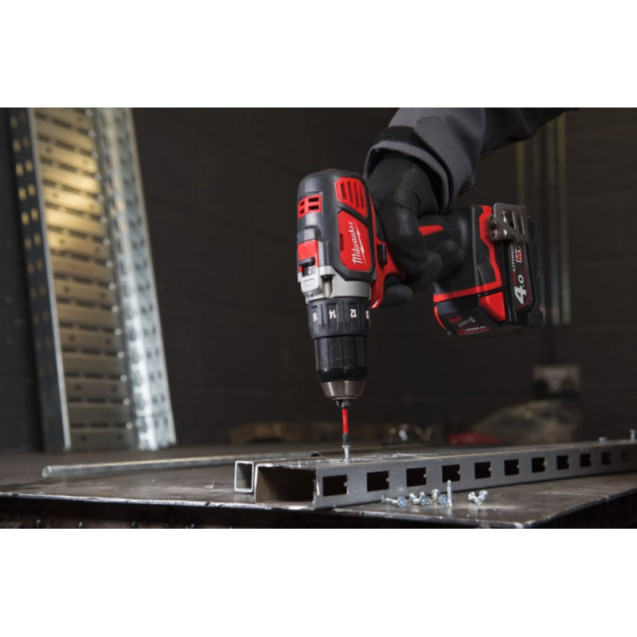 Дрель-шуруповерт MILWAUKEE M18 BDD-202C крутящий момент 50Нм 4933443555 ХИТ Дрель-шуруповерт MILWAUKEE M18 BDD-202C крутящий момент 50Нм 4933443555 ХИТ