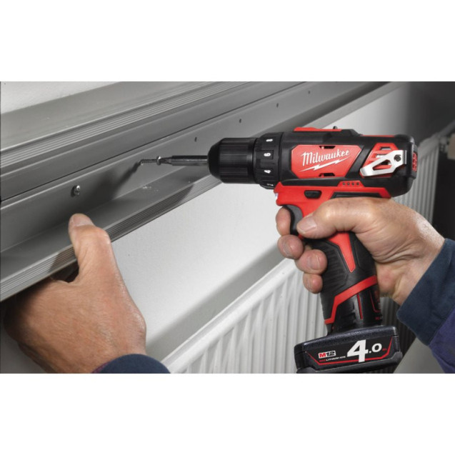Дриль-шурупокрут MILWAUKEE M12 BDD-202C крутящий момент 30 Нм 4933441915
